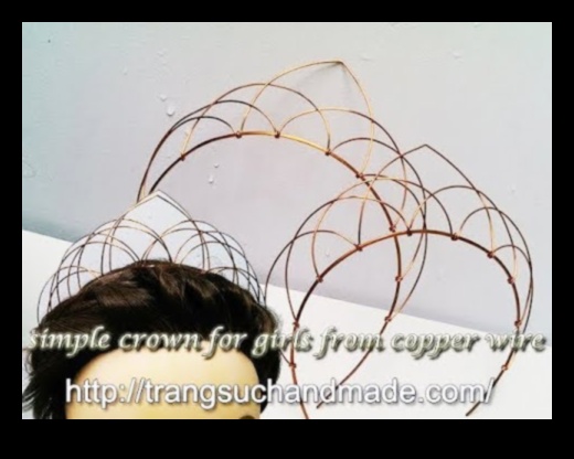 Whimsical Wire Wrapped Crowns: DIY αξεσουάρ για Royal Vibes