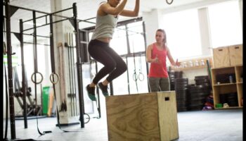 Συναρπαστικές προπονήσεις: Βελτιώστε τη φυσική σας κατάσταση με κινήσεις υψηλής πρόσκρουσης